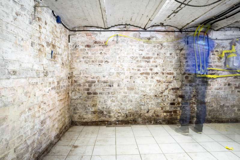 Sous-sol avec murs en briques prêt pour un cuvelage